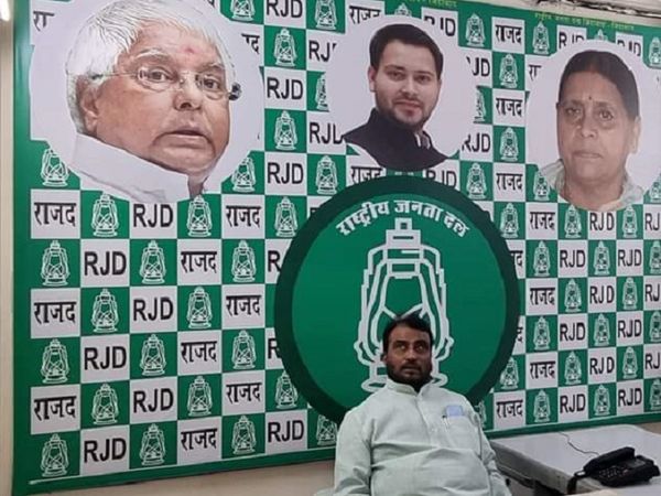 दिल्ली के RJD ऑफिस में बैठे श्याम रजक। लालू की ओर से उन्हें दलित नेताओं को एकजुट करने की जिम्मेदारी दी गई है।