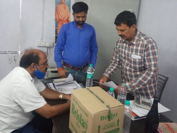 फैक्ट्री के अंदर जांच करते विभाग के अधिकारी। - Dainik Bhaskar