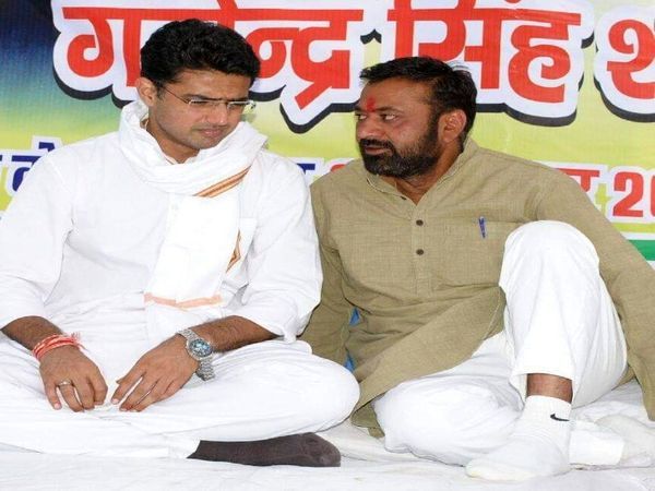 सचिन पायलट से चर्चा करते हुए गजेंद्र सिंह शक्तावत। (फाइल फोटो)