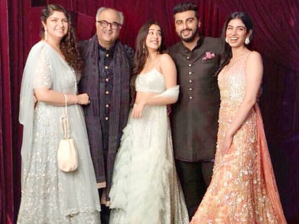बहन अंशुला, पिता बोनी कपूर और जान्हवी, खुशी के साथ अर्जुन कपूर।