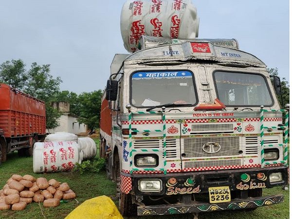 जिस ट्रक में आरोपी गांजा छिपाकर ले जा रहा था, उसी ट्रक में पानी के 20 टंकियां रखी हुई थी। इन्हीं में से 2 टंकियों में आरोपी ने गांजा छिपाया था। - Dainik Bhaskar