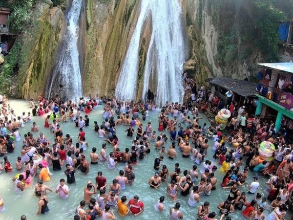 मसूरी के कैम्प्टी फॉल में पर्यटकों की भीड़ उमड़ रही है। स्वास्थ्य मंत्रालय ने इस पर चिंता जताई थी।