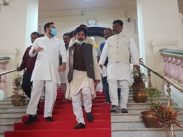 विधानसभा में सीएम नीतीश कुमार से मुलाकात करने जाते तेजस्वी यादव।
