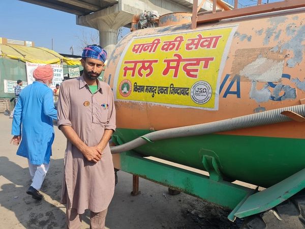 मुक्तसर साहिब निवासी गगनदीप आंदोलन के पहले दिन से यहां हैं। वे दो भाई हैं और 5 एकड़ जमीन के मालिक हैं। पूरे दिन किसानों के टेंटों में पानी सप्लाई करते हैं। भीषण गर्मी हो या सर्दी, उनका हौसला कम नहीं हुआ। गगनदीप बताते हैं कि यह किसानों की लड़ाई थी। सरकार ने किसानों की ताकत समझने में देरी कर दी। हम यह जंग पूरी जीत कर ही लौटेंगे। माता-पिता हैं नहीं। 25 नवंबर 2020 को घर का ताला लगाकर आया था। बड़ा भाई रमनदीप देश की सेवा कर रहा है। वह इस समय जालंधर में तैनात है।