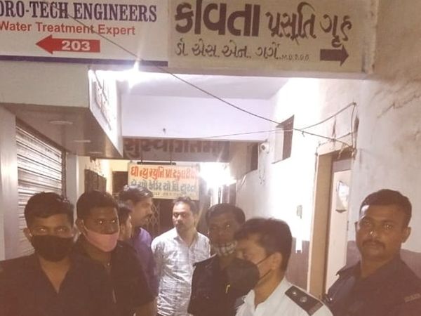 ચાર દિવસમાં 35 જેટલી હોસ્પિટલ અને સ્કૂલોને સીલ મારવામાં આવ્યું છે.