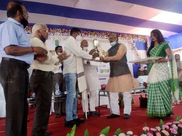 BAUમાં વિધાનસભા અધ્યક્ષ રવીન્દ્ર નાથ મહતોએ ધોનીના પ્રતિનિધિને આ સન્માન આપ્યું.