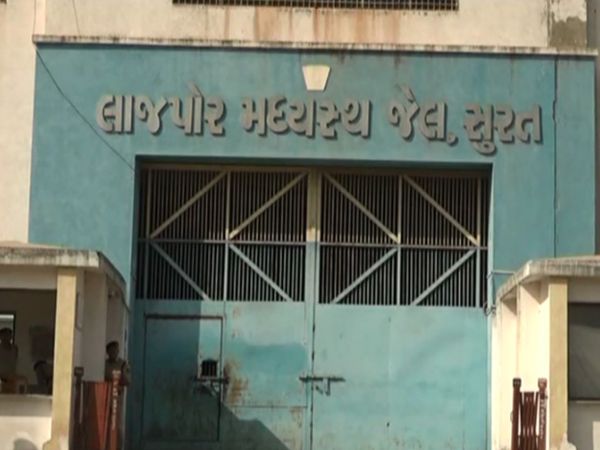 પોલીસે લાજપોર જેલના ચાર જેટલા કેદીઓ સામે ગુનો નોંધ્યો.