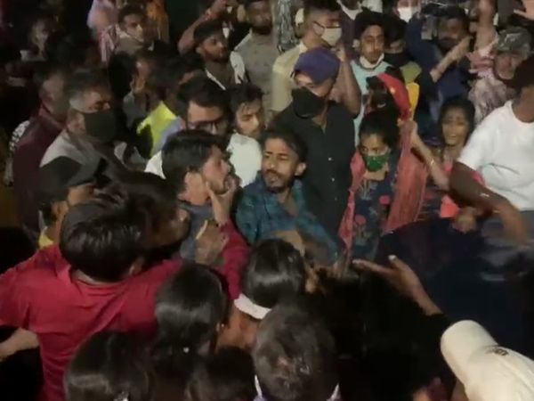 મોટી સંખ્યામાં પરિવારજનો એકત્ર થયા હતા.