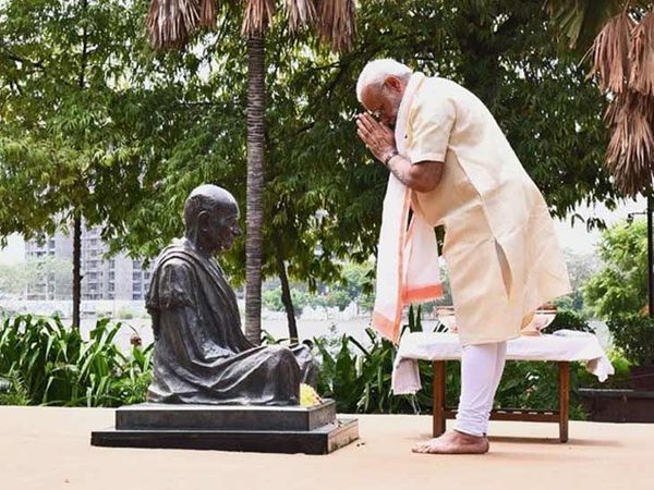 વડાપ્રધાન નરેન્દ્ર મોદીએ સાબરમતી આશ્રમે બાપુને પ્રણામ કર્યા તેની 2017ની ફાઈલ તસવીર