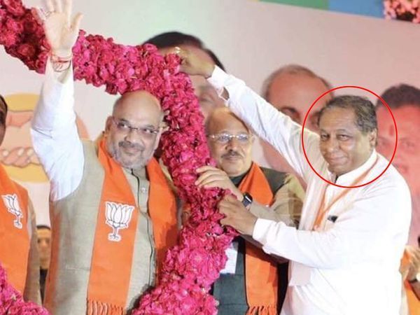 ડાબેથી અમિત શાહ અને અજય પટેલ સાથે હિતેષ બારોટની ફાઈલ તસવીર.