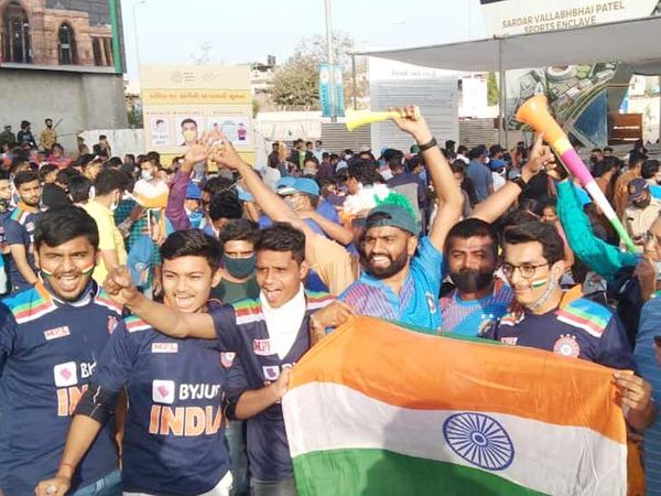 મેચ પહેલા સ્ટેડિયમમાં પ્રવેશતા ક્રિકેટચાહકોએ માસ્ક પણ ન પહેર્યા