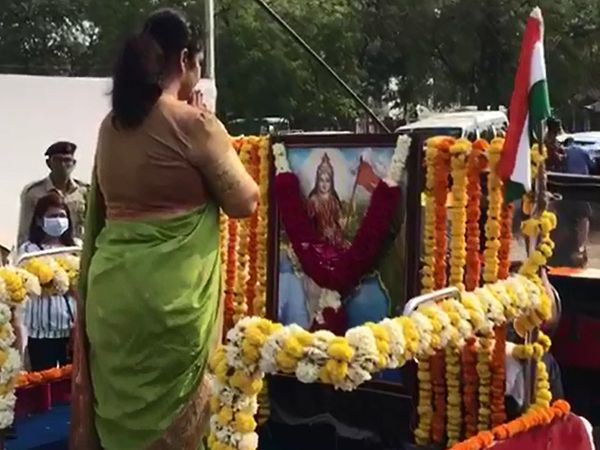 દાંડિયા બજાર સ્થિત અરવિંદ આશ્રમથી બાઇક રેલીનો પ્રારંભ થયો હતો