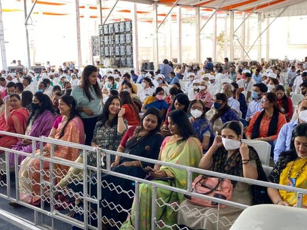 ડોમમાં ઉપસ્થિત મહિલાઓ પણ માસ્ક વિના જોવા મળી હતી.