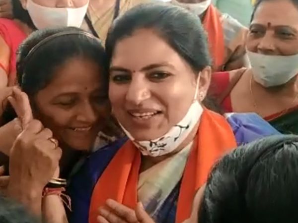 હેમાલી બોઘાવાલા મેયર બનતા ભાજપના નેતાઓ દ્વારા શુભેચ્છાઓ પાઠવવામાં આવી.
