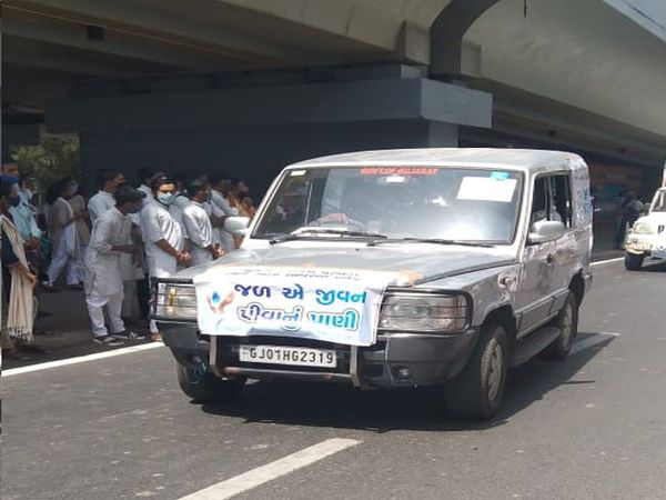 યાત્રિકોની સાથે પાણીની ગાડીની તસવીર.
