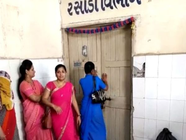 હડતાળના બીજા દિવસે દર્દીઓ માટે બનતી રસોઈ વિભાગમાં હોબાળો કર્યો હતો.