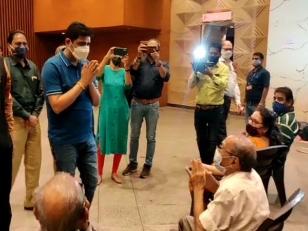 પાલિકા કમિશનરે કોરોના રસી મૂકાવવા માટે આવેલા લોકોના ખબર અંતર પૂછ્યા.