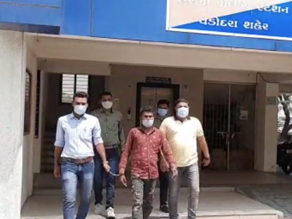 ખોડિયાર નગર તળાવ પાસેના ગાર્ડન પાસે પતિ પત્નીને ઝઘડો થયો હતો.