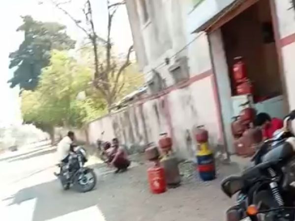 જાહેરમાં ગેરકાયદે રીતે લસકાણામાં ગેસની બોટલનું વેચાણ થાય છે.