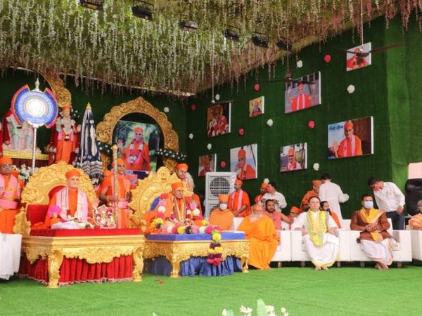મહામંડલેશ્વરો, મહંતો, મઠાધીશો, વિદ્વાન સંતો, ધર્માચાર્યો દ્વારા ચાદર અર્પણ કરાઇ હતી