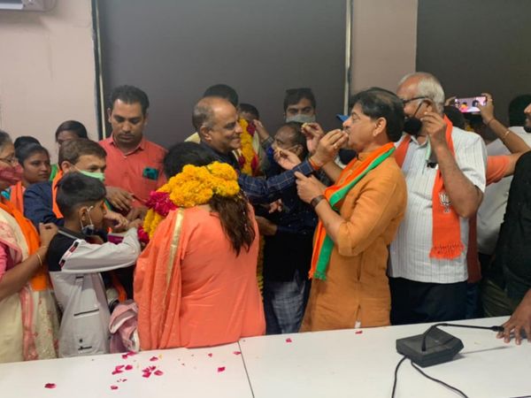 જીતની ઉજવણીમાં એકબીજાને મીઠાઈઓ ખવડાવાઈ હતી.