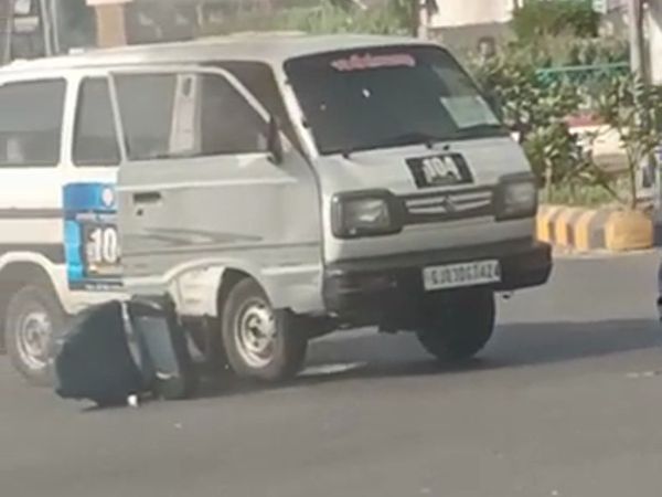 ચાલુ વાનમાં આગ લાગી હતી.