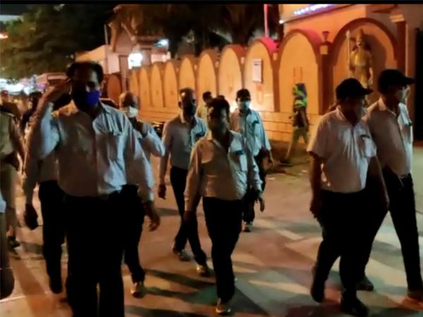 સોશિયલ ડિસ્ટન્સના પાલન માટે પાલિકાની ટીમો ઉતારાઈ.