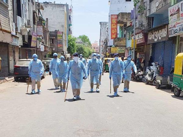 પોલીસે લોકડાઉનમાં કોરોના ન વકરે તે માટે ભરબપોરે ખડેપગે રહી ગયા વર્ષે કામગીરી કરી હતી