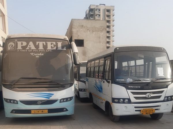 કોરોનાના ડરથી લોકો ટ્રાવેલિંગ ઓછું કરે છે, તેથી ઘણી બસો બંધ હાલતમાં પાર્ક છે.