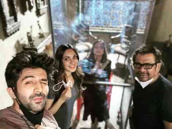 'ભૂલ ભુલૈયા 2'ના સેટ પર અનીસ બઝ્મી, કિઆરા તથા તબુ સાથે.