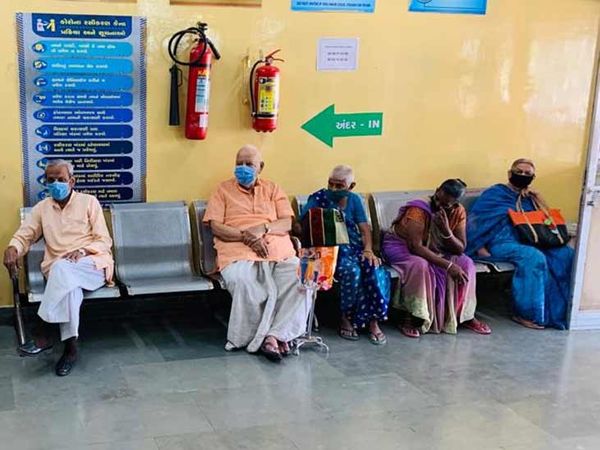 વડીલોને સિવિલ હોસ્પિટલના જૂના ટ્રોમા સેન્ટર સ્થિત કોરોના રસીકરણમાં રસી અપાઈ