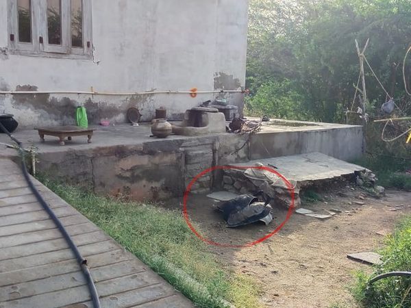 गैस सिलेंडर के टुकड़े पास के एक घर पर गिर गए।