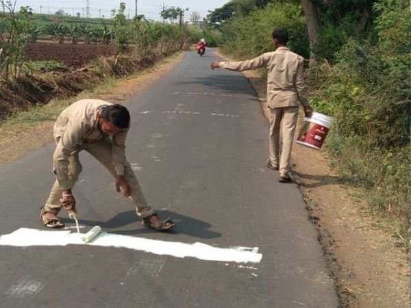 इस प्रेम संदेश को हटाने के लिए ग्राम पंचायत कर्मचारियों को कड़ी मेहनत करनी पड़ी