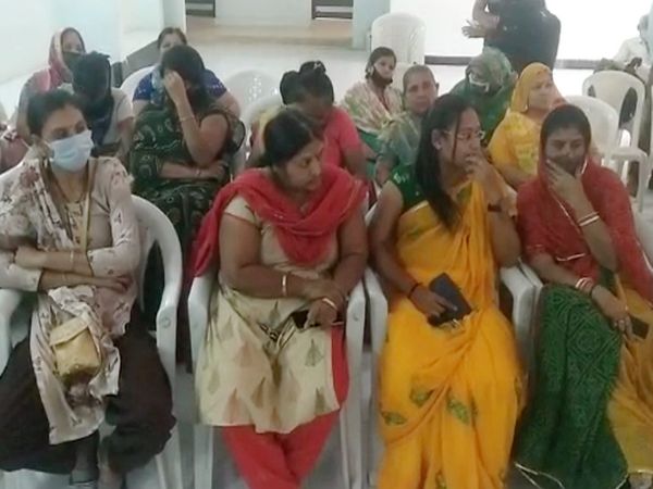 મહિલા કાર્યકરોએ પણ રાજીનામા ધરી દીધા.