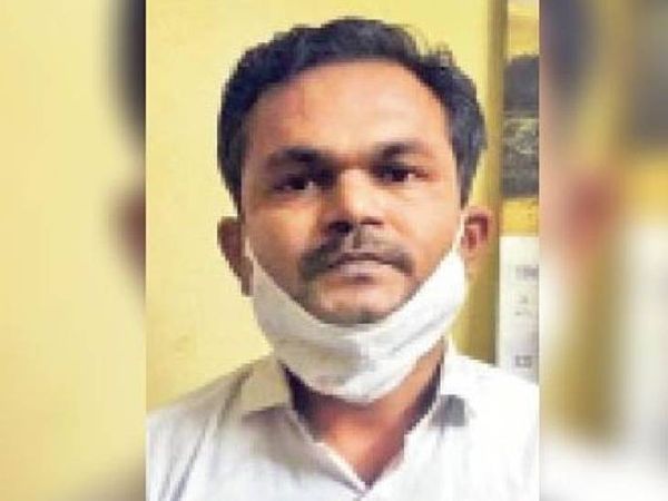 अमला की खुली बोली को नीलाम किया जाना था। तहसीलदार कल्पेश जैन ने ठेका देने के एवज में 5 लाख रुपए रिश्वत की मांग की।