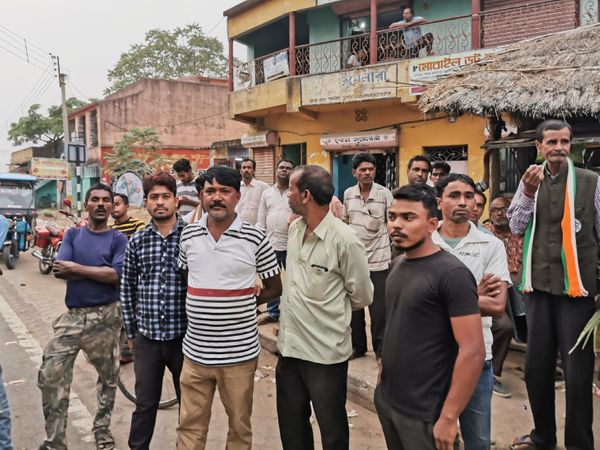 यहां के लोगों में टीएमसी के लिए भी नाराजगी है। लोगों का कहना है कि बिना कट के कोई काम नहीं होता है। हालांकि, लोग अब भी यहां ममता बनर्जी को पसंद करते हैं।