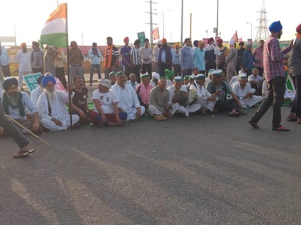 पंजाब में भी, जैसे ही दिन बीता, किसानों ने सभी प्रमुख और छोटी सड़कों और राजमार्गों को बंद कर दिया।