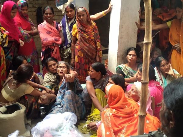 घटना के बाद रोते-बिलखते परिजन