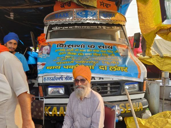 सीमा पर एकत्रित किसानों के लिए लंगर की व्यवस्था की गई थी।