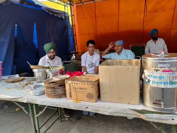 आंदोलन स्थल पर भोजन और नाश्ते की पूरी व्यवस्था की गई है।