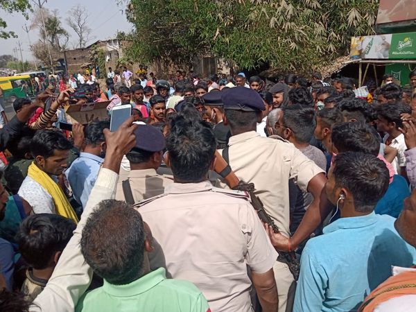 गुरुवार को करीब 6 घंटे तक बिहटा-खगौल हाईवे पर ग्रामीणों ने हंगामा किया।