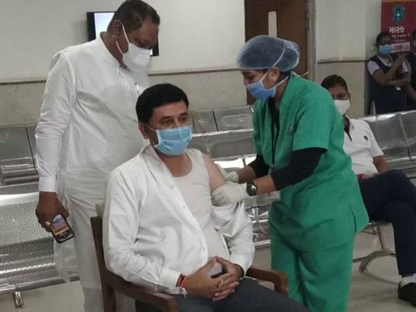 અમદાવાદના શાસકોએ કોરોનાની વેક્સિન લીધી