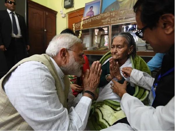 वर्ष 2019 में होने वाले लोकसभा चुनावों में, पीएम मोदी ने बंगाल में अपने चुनाव अभियान की शुरुआत वीनापानी देवी के आशीर्वाद से की थी (फाइल फोटो)