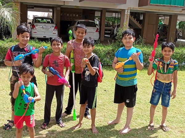 નાના બાળકોથી લઇ અબાલ-વૃદ્ધએ રંગોના પર્વ ધૂળેટીની મનાવ્યું હતું.