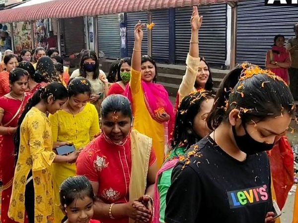 डिब्रूगढ़ में, भगवान कृष्ण की बारात में बड़ी संख्या में भक्त एकत्र हुए। जिसमें महिलाओं और युवा लड़कियों ने भी भाग लिया।