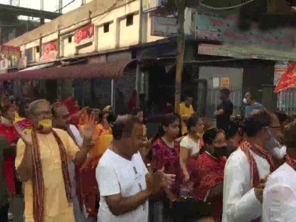 कई भक्तों को मास्क पहने भी देखा गया। कोरोना से सुरक्षा के लिए सामाजिक दूरी भी देखी जा रही है।
