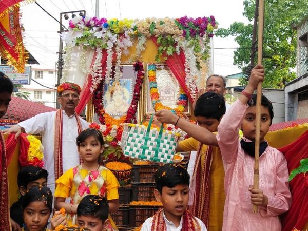 यह तस्वीर असम के डिब्रूगढ़ की है। यहां भगवान कृष्ण की झांकी निकालकर भक्तों ने होली मनाई।