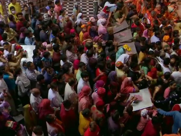 मथुरा-वृंदावन में बड़ी संख्या में लोग सुबह से ही मंदिरों में आने लगे। रंगों में रंगे लोगों ने भगवान कृष्ण के दर्शन के साथ होली की शुरुआत की।