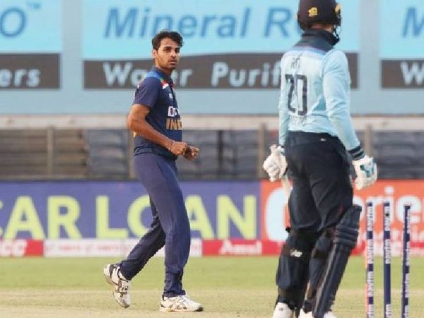 भुवनेश्वर कुमार ने पहले ओवर में इंग्लैंड के सलामी बल्लेबाज जेसन रॉय को क्लीन बोल्ड किया।
