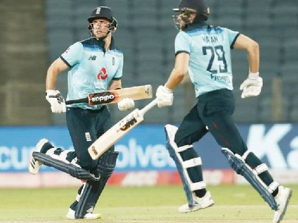 100 के स्कोर पर इंग्लैंड के 4 खिलाड़ी पवेलियन में एकत्रित हुए। इसमें लियाम लिविंगस्टोन ने डेविड मलान के साथ 60 रन की साझेदारी कर मैच को जीवित रखा।